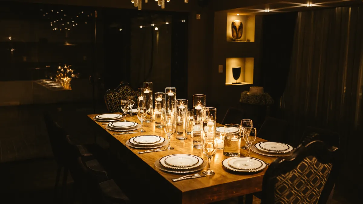 De lange tafel, gedekt voor een groep, in het pakhuis